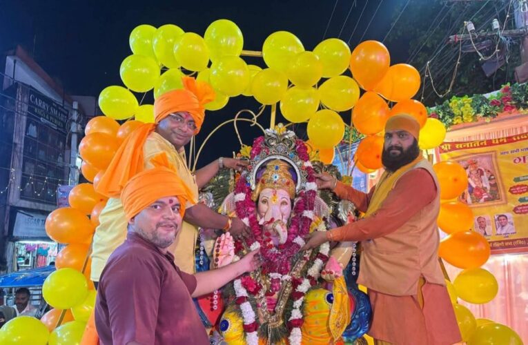 श्री सनातन धर्म रक्षिणी सभा द्वारा पंच दिवसीय भगवान श्री गणपति महोत्सव का समापन मूर्ति विसर्जन के साथ हुआ, पूर्व में नगर में शोभायात्रा निकाली गई, शोभायात्रा में भजनों पर नाचते नजर आए श्रद्धालु