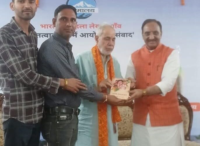 लेखक गांव में पूर्व मुख्यमंत्री डॉ.रमेश पोखरियाल निशंक को हिंदी युवा साहित्यकार डॉ.रजनीश सैनी ने लिखित पुस्तक ‘ सच्चे देशभक्त ‘ भेंट की