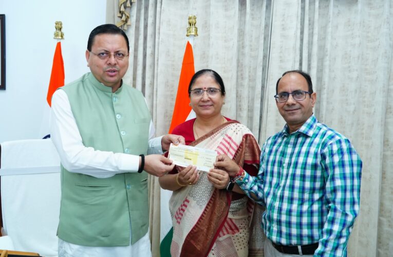 दून विश्वविद्यालय की कुलपति ने सीएम पुष्कर सिंह धामी से की शिष्टाचार भेंट, विश्वविद्यालय के सभी शिक्षकों, अधिकारियों एवं कर्मचारियों का एक दिन का वेतन मुख्यमंत्री राहत कोष में दिया