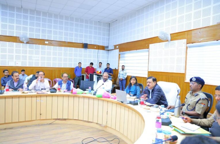 जनपदों की धीमी प्रगति पर आयुक्त ने जतायी नाराज़गी, अधिकारियों को दिये कड़े निर्देश, आयुक्त गढ़वाल ने पौड़ी में ली मण्डलीय अधिकारियों की समीक्षा बैठक