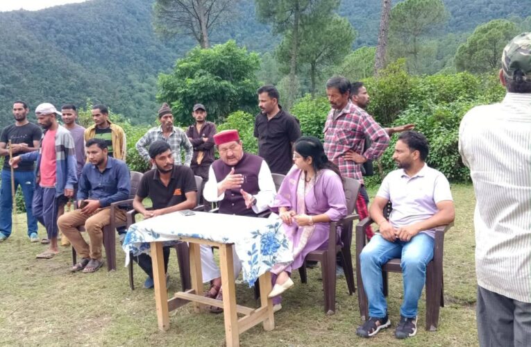 उछोला गांव में समस्याओं के समाधान  के लिए स्थानीय विधायक भरत सिंह चौधरी एवं उपजिलाधिकारी याक्षी अरोड़ा ने लिया जायज़ा