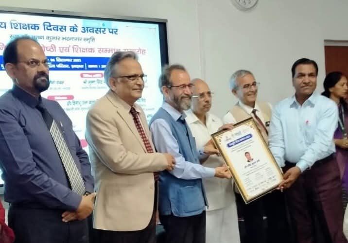 अंग्रेजी साहित्यकार एवं देवभूमि जागृति फाउंडेशन के ब्रांड एंबेसडर डॉ रविंद्र सैनी ” देवभूमि गौरव सम्मान ” से पुरस्कृत किए गए