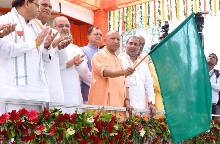 सहारनपुर पहुंचे मुख्यमंत्री योगी आदित्यनाथ, बोले-संकट की घड़ी में हम पड़ोसी राज्यों के साथ खड़े हैं, मुख्यमंत्री ने हिमाचल प्रदेश, उत्तराखंड और पंजाब के लिए 48 ट्रक राहत सामग्री को रवाना किया