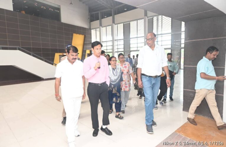 आयुक्त/सचिव मुख्यमंत्री दीपक रावत ने अन्तर्राष्ट्रीय स्टेडियम गौलापार में फेंसिंग प्रतियोगिता का किया निरीक्षण