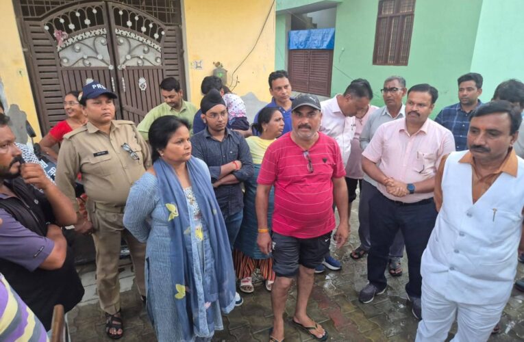 रुड़की महापौर अनीता ललित अग्रवाल ने कृष्णा नगर में जल भराव वाले क्षेत्र का किया निरीक्षण, जल निकासी की व्यवस्था को शीघ्र सुधारने के निर्देश संबंधित अधिकारियों को दिए