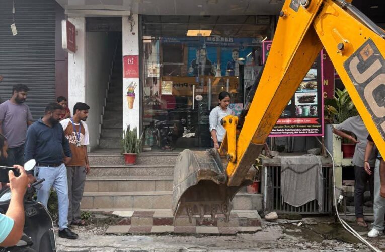 आमजन को फुटपाथ पर चलने में कोई दिक्कत एवं परेशानी ना हो, हरिद्वार डीएम के निर्देशन में नगर निगम एवं जिला प्रशासन द्वारा चलाया गया फुटपाथ सुव्यवस्थित अभियान