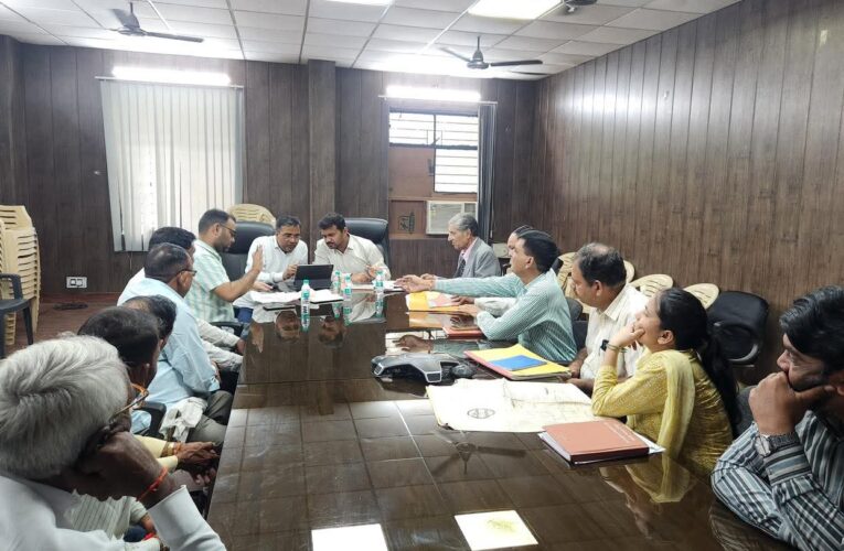 किसानों की भूमि कंपनी से वापस दिलाई जाएगी, झबरेड़ा विधायक वीरेंद्र जाती ने अधिकारियों के साथ की बैठक