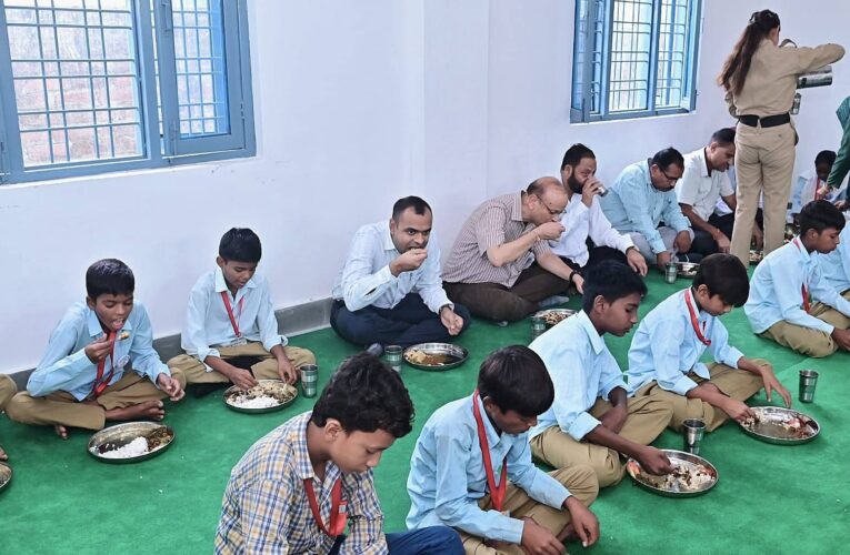 हरिद्वार डीएम मयूर दीक्षित ने राजकीय इंटर कॉलेज सलेमपुर महदूद का औचक निरीक्षण कर लिया शिक्षा व्यवस्था का जायजा, छात्र छात्राओं संग बैठकर किया मध्याह्न भोजन