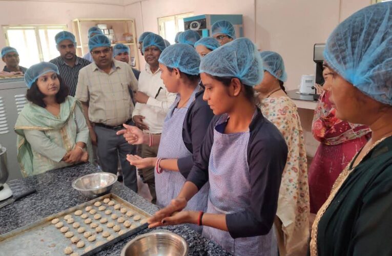 अपर सचिव ग्राम्य विकास का जनपद हरिद्वार में भ्रमण कर महिला समूह द्वारा संचालित उद्यम का किया निरीक्षण