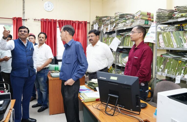 मुख्य सचिव ने किया सचिवालय परिसर की व्यवस्थाओं का निरीक्षण