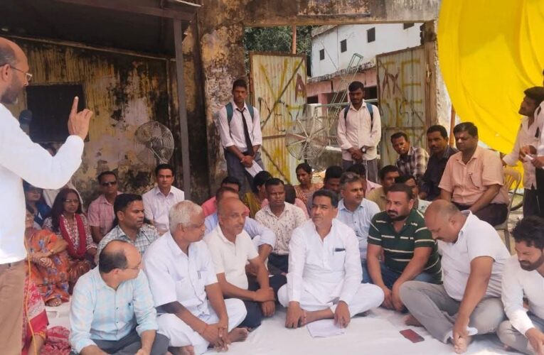 केएलडीएवी पीजी कॉलेज के शिक्षक व कर्मचारियों ने वेतन न मिलने के विरोध में सामुहिक अवकाश लेकर किया धरना-प्रदर्शन