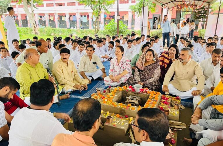 हरिद्वार में भाजपा कार्यकर्ताओं ने मुख्यमंत्री पुष्कर सिंह धामी का जन्मदिवस हवन यज्ञ, वृक्षारोपण कर मनाया, की दीर्घायु की कामना