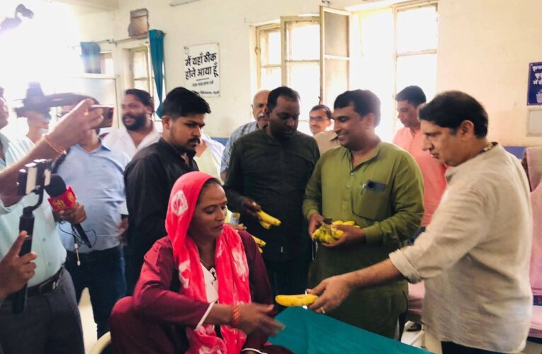 रुड़की: भाजपा कार्यकर्ताओं ने मुख्यमंत्री पुष्कर सिंह धामी का जन्मदिन सेवा दिवस के रूप में मनाया, गौसेवा और मरीजों को फल वितरण कर उनकी लम्बी उम्र की कामना की