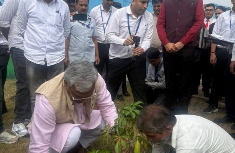 प्रधानमंत्री नरेंद्र मोदी के जन्म दिवस पर जॉली ग्रांट एयरपोर्ट परिसर में वृक्षारोपण एवं रक्तदान शिविर आयोजित