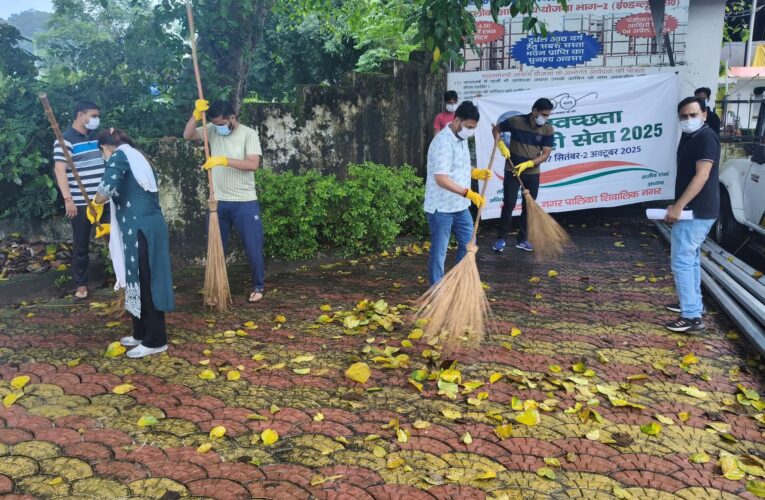 शिवालिक नगर में भाजपाइयों ने पीएम मोदी के जन्मदिन पर चलाया स्वच्छता अभियान, किया पौधारोपण