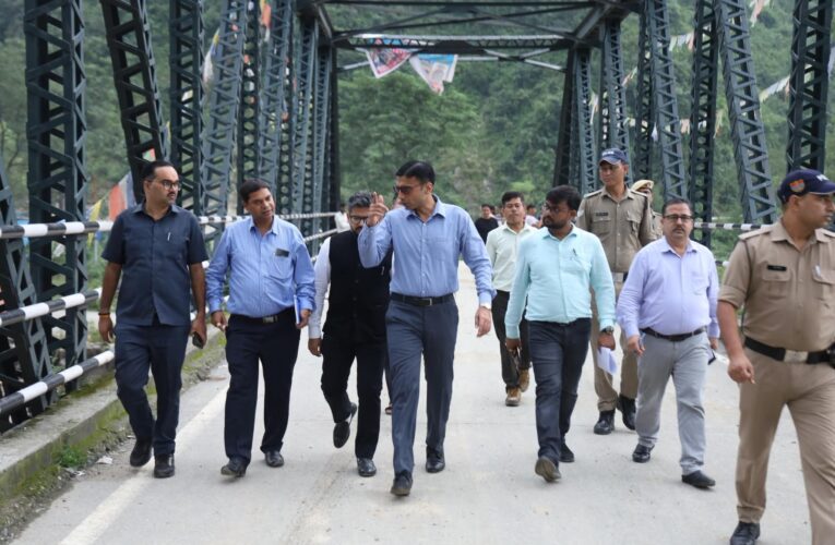 मुख्यमंत्री के निर्देश, आपदा प्रभावित क्षेत्रों में डीएम ग्राउंड जीरो पर तत्पर, अतिवृष्टि में फंसे लोगों का रेस्क्यू के बाद अब मूलभूत सेवाओं को बहाल करने में जुटा जिला प्रशासन