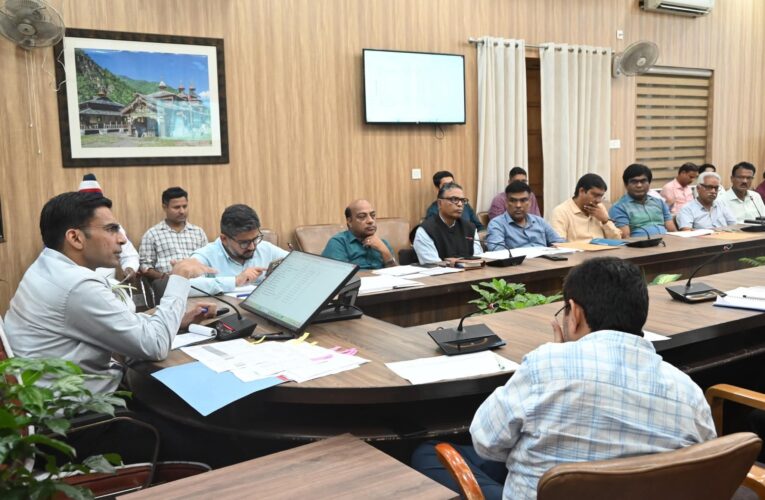 देहरादून: आपदाग्रस्त सभी क्षेत्रों में भ्रमण, टीम कॉर्डिनेशन, रिलिफ रेस्क्यू आपरेशन ऑन ग्राउण्ड करने के पश्चात अब डीएम ने कराई नुकसान की गणना