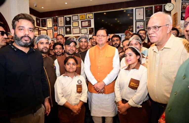 मुख्यमंत्री पुष्कर सिंह धामी ने राजपुर में “जीएसटी बचत उत्सव” के तहत विभिन्न दुकानों का किया भ्रमण, व्यवसायियों से की बातचीत, कहा-अधिक से अधिक लोग नए जीएसटी स्लैब के फायदे समझें और इसका लाभ उठा सकें