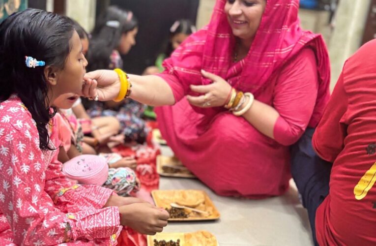 धर्मनगरी हरिद्वार में दुर्गा अष्टमी के अवसर पर देवी मां के भक्तों ने विधि-विधान के साथ पूजा-अर्चना कर किया कन्याओं का पूजन