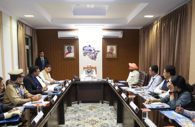 प्रधानमंत्री नरेन्द्र मोदी ने देहरादून का दौरा किया, बाढ़ से हुए नुकसान का आकलन करने के लिए की समीक्षा बैठक