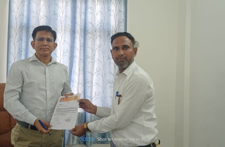 समाजसेवी डॉ रजनीश सैनी ने उप जिलाधिकारी भगवानपुर देवेंद्र सिंह नेगी को सौंपा पत्र, डाडा जलालपुर में जल भराव की समस्या समाधान की मांग की