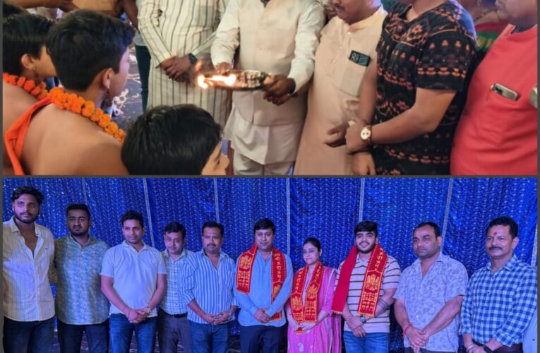 श्री रामलीला समिति बीटीगंज में रामलीला के मंचन देखने को उमड़ रही लोगों की भीड़