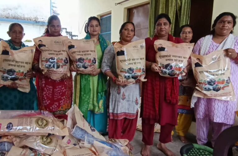 राजधानी दून में समूह की महिलाओं ने तैयार की दिवाली के लिए एलइडी लाइट, मुख्यमंत्री सशक्त बहना उत्सव योजना अंतर्गत प्रत्येक एलईडी लाइट के पैकेट से महिलाएं अर्जित कर रही 100 से 150 रुपए की आय