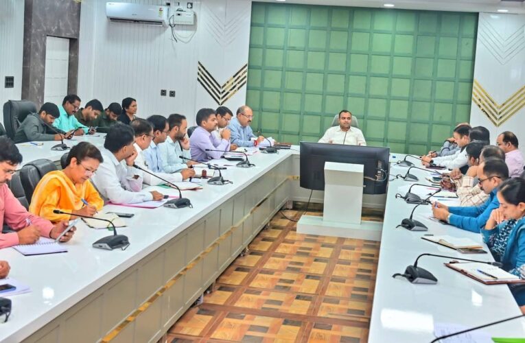 राज्य निर्माण के रजत जयन्ती के अवसर जनपद में होंगे विविध कार्यक्रम, जिलाधिकारी मयूर दीक्षित ने 25वे राज्य स्थापना रजत जयंती समारोह कार्यक्रम एवं सरदार बल्लभ भाई पटेल की 150वी जयंती कार्यक्रम की समीक्षा बैठक की