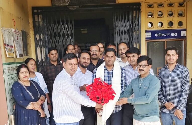 ब्रिजेश कुमार प्रा० स्वा० केन्द्र में अत्यंत सेवाभाव से करते हैं कार्य, राजकीय फार्मेसी अधिकारी संघ जनपद हरिद्वार का जिलाध्यक्ष बनने पर निवर्तमान चेयरमैन अनिल पाल ने किया ब्रिजेश कुमार का जोरदार स्वागत