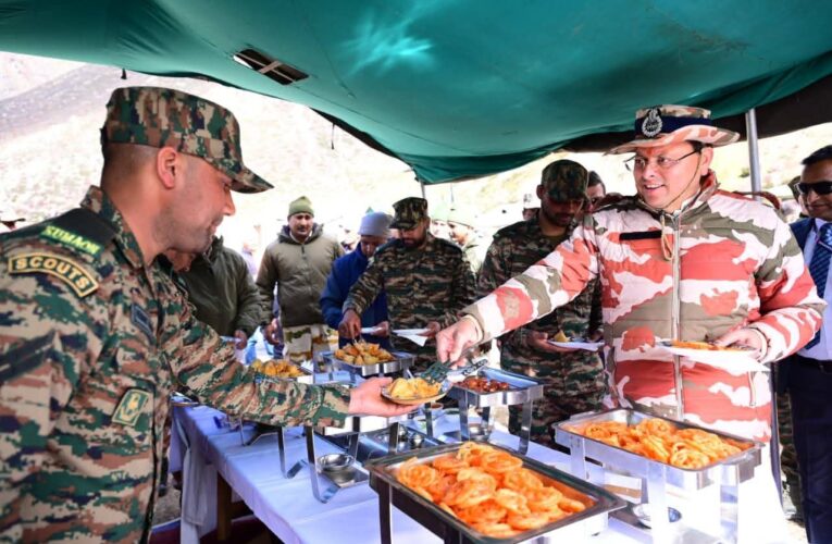 सीमांत गांव मिलम में मुख्यमंत्री ने की आई.टी.बी.पी जवानों और स्थानीय नागरिकों से भेंट