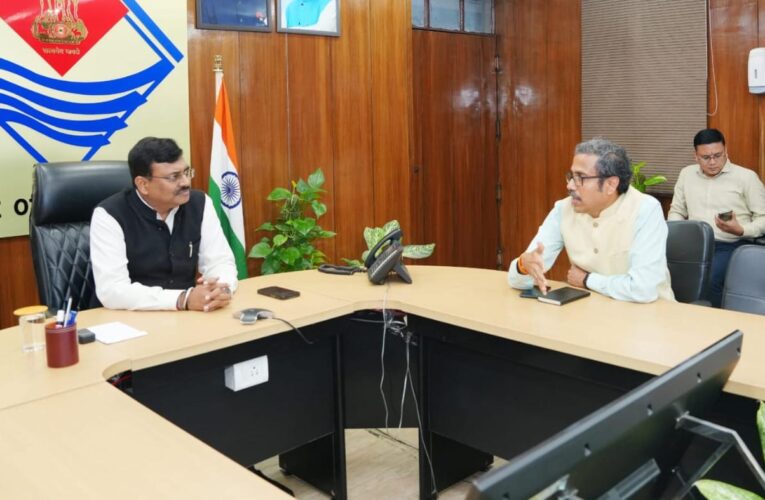 मुख्य सचिव आनन्द बर्द्धन ने सचिवालय में कौशल विकास एवं सेवायोजन विभाग की समीक्षा की