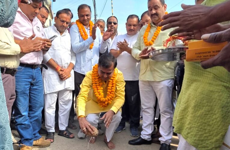 रानीपुर विधायक ने ब्रज विहार तक डामर द्वारा सड़क के पुनर्निर्माण का कार्य पूजन कर शुरू कराया, भाजपा सरकार क्षेत्र के सर्वांगीण विकास के लिए प्रतिबद्ध: आदेश चौहान