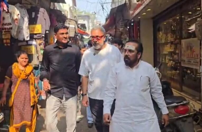 बॉलीवुड फिल्म निर्माता अनुभव सिन्हा पहुंचे हरिद्वार, मां गंगा की पूजा-अर्चना कर हर की पैड़ी पर किया स्नान