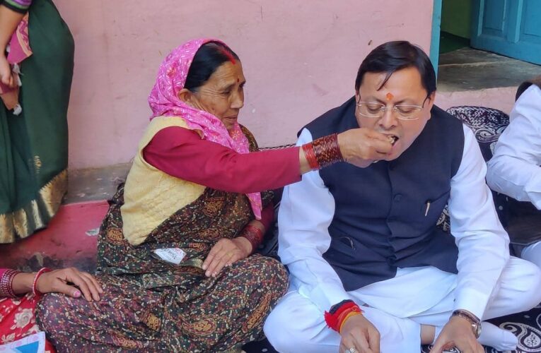 लोकपर्व ईगास पर रुद्रप्रयाग के आपदा प्रभावित परिवारों के बीच पहुँचे मुख्यमंत्री पुष्कर सिंह धामी