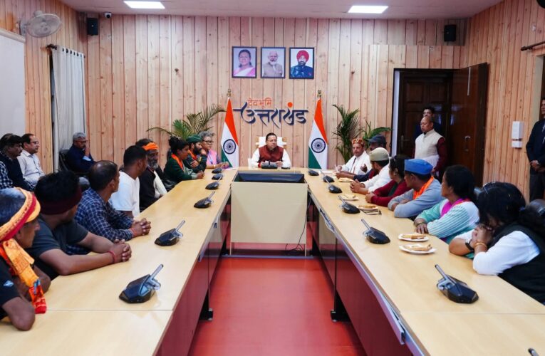 मुख्यमंत्री पुष्कर सिंह धामी से चौखुटिया में स्वास्थ्य सेवाओं को सुदृढ़ करने हेतु आंदोलन कर रहे प्रतिनिधिमंडल ने भेंट की,  तत्काल प्रभाव से अस्पताल के उन्नयन हेतु शासनादेश जारी करने हेतु मुख्यमंत्री का आभार व्यक्त किया