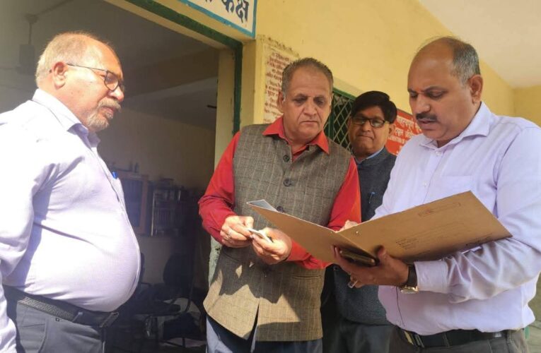 कार्मिक नहीं दिखा पाए स्टॉक रजिस्टर, मुख्य विकास अधिकारी ने किया प्राथमिक स्वास्थ्य केन्द्र तथा रा.प्रा.विद्यालय का औचक निरीक्षण
