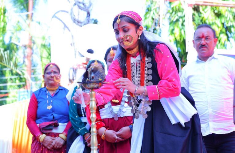 बैकुंठ चतुर्दशी मेले में आयोजित हुई पहाड़ी परिधान प्रतियोगिता, जिलाधिकारी ने पहाड़ी परिधान प्रतियोगिता में बढ़ाया गौरव, गढ़वाली परिधान में दिया परंपरा और संस्कृति से जुड़ाव का प्रेरक संदेश