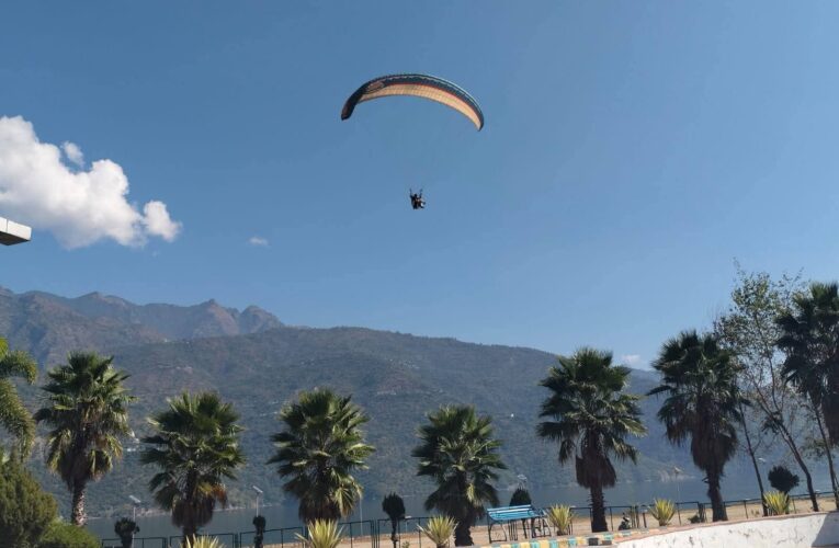 टिहरी झील में पैराग्लाइडिंग का हुआ प्रदर्शन, पर्यटक अत्यंत उत्साहित और रोमांचित नजर आए