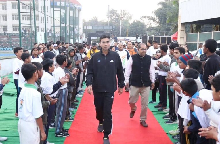 उत्तराखंड राज्य स्थापना दिवस रजत जयंती समारोह के अवसर पर जिला प्रशासन देहरादून के तत्वाधान में  दून मैराथन को जिलाधिकारी सविन बंसल ने झंडी दिखाकर रवाना किया