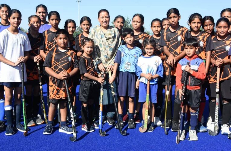 हॉकी का पुराना गौरव लौटाने का संकल्प लें खिलाड़ी : रेखा आर्या, भारतीय हॉकी के 100 साल पूरे होने पर खिलाड़ियों को दी शुभकामनाएं, हल्द्वानी मानसखंड खेल परिसर में हॉकी में मंत्री ने आजमाए हाथ