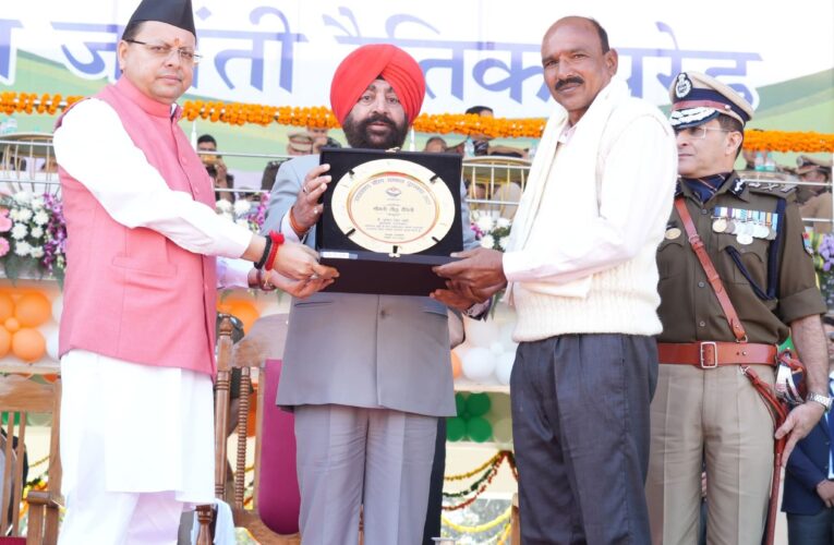 राज्य स्थापना के रजत जयंती समारोह में राज्यपाल ने रैतिक परेड की सलामी ली, समारोह में 08 महानुभावों को राज्य गौरव सम्मान से किया गया सम्मानित