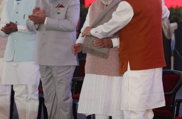 प्रधानमंत्री नरेंद्र मोदी की उपस्थिति में नैनी सैनी हवाई अड्डे, पिथौरागढ़ के अधिग्रहण हेतु एमओयू पर हस्ताक्षर