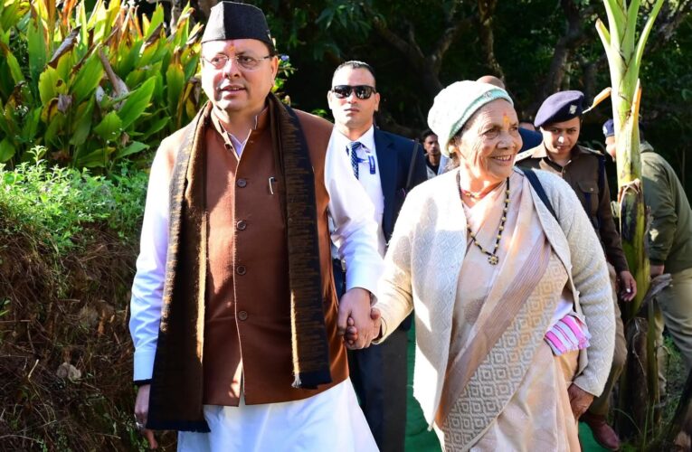 मां के साथ पैतृक गांव पहुंच भावुक हुए सीएम धामी, मुख्यमंत्री पुष्कर सिंह धामी शुक्रवार को पिथौरागढ़ जनपद स्थित पैतृक गांव टुंडी–बारमौं पहुंचे
