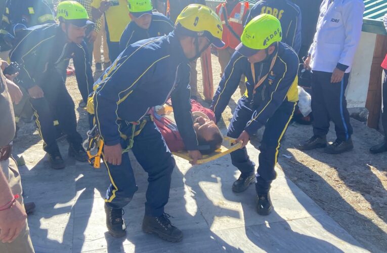 भूकंप मॉक ड्रिल आपदा से निपटने को जिला प्रशासन ने परखी तैयारी, देहरादून में 10 जगहों पर हुई मॉक ड्रिल, सीखा भूकंप से बचने का तरीका