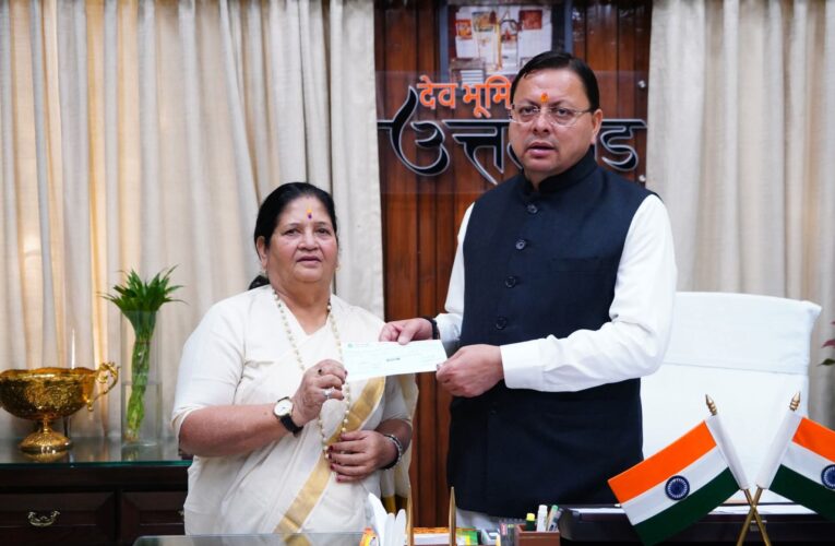 मुख्यमंत्री राहत कोष के लिए पर्वतारोही बछेंद्री पाल ने प्रदान किया 10 लाख का चेक