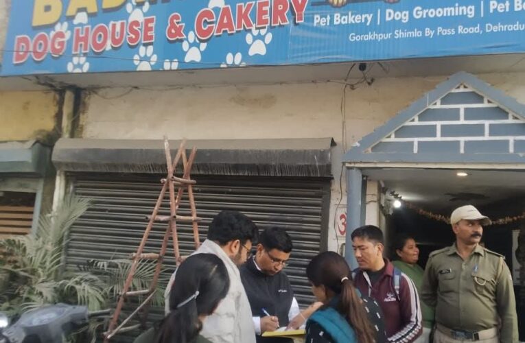 बिना लाईसेंस का चल रहे पशु केयर सेंन्टर पर प्रशासन ने लगाया ताला, किया सील, डीएम के निर्देश पर शिमला बाईपास पर बदमाश डॉग बोर्डिंग हाउस पर हुई कार्यवाही किया सील