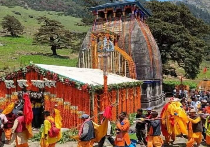 द्वितीय केदार श्री मद्महेश्वर मंदिर के कपाट  शीतकाल हेतु बंद हुए, श्री मद्महेश्वर जी की चलविग्रह उत्सव डोली  का देव निशानों के साथ 21 नवंबर  को उखीमठ आगमन