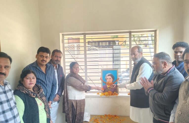 जिला कांग्रेस कमेटी रुड़की के तत्वाधान में भारत रत्न पूर्व प्रधानमंत्री इंदिरा गांधी की जयंती पर पुष्पांजलि अर्पित कार्यक्रम आयोजित, इंदिरा गांधी ने किया राष्ट्रीयता के तत्व को स्थापित: राजेन्द्र चौधरी