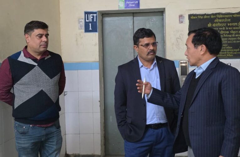 अपर जिलाधिकारी (प्रशासन) विवेक राय ने बेस अस्पताल की दोनों खराब लिफ्ट की मरम्मत हेतु मौके पर पंहुच कर किया स्थलीय निरीक्षण तुरंत ठीक करने हेतु अस्पताल प्रबंधन द्वारा की जा रही कार्यवाही की जानकारी ली