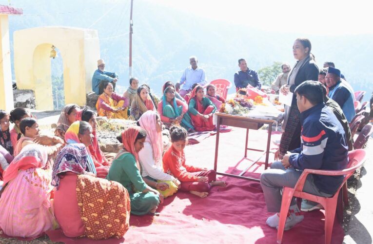 विकास कार्य सरकार की पहली प्रतिबद्धता: रेखा आर्या, कैबिनेट मंत्री रेखा आर्या ने सोमेश्वर विधानसभा के ताकुला मंडल अंतर्गत झिझाड़, किरडा और नाईढौल गांवों में आयोजित जन मिलन कार्यक्रमों में ग्रामीणों की सुनीं समस्याएं